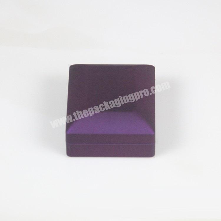 The manufacturer can customize the LOGO mini luxury paper packaging box for packaging exquisite jewelry