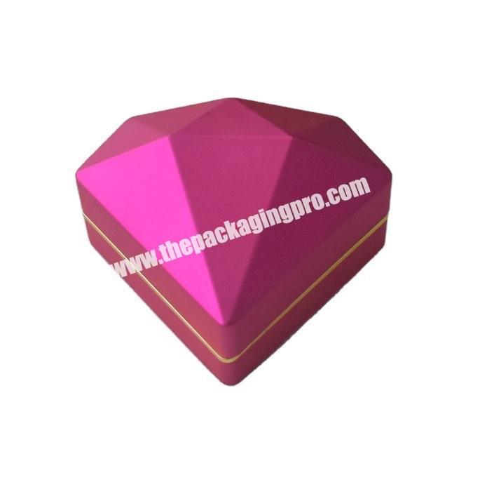2020 hot sale popular stylish fashionable LED light rosy color rubber painting finish Jewelry ring Box size 9.1 x 7.5 x 5.2 cm