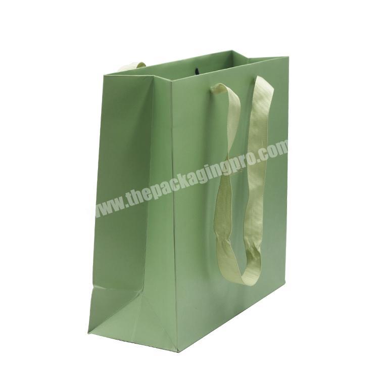 2020 New Design Most Popular Christmas Theme Logo Printed Green Handle Hard Cardboard Paper Gift Bag for Christmas Gifts