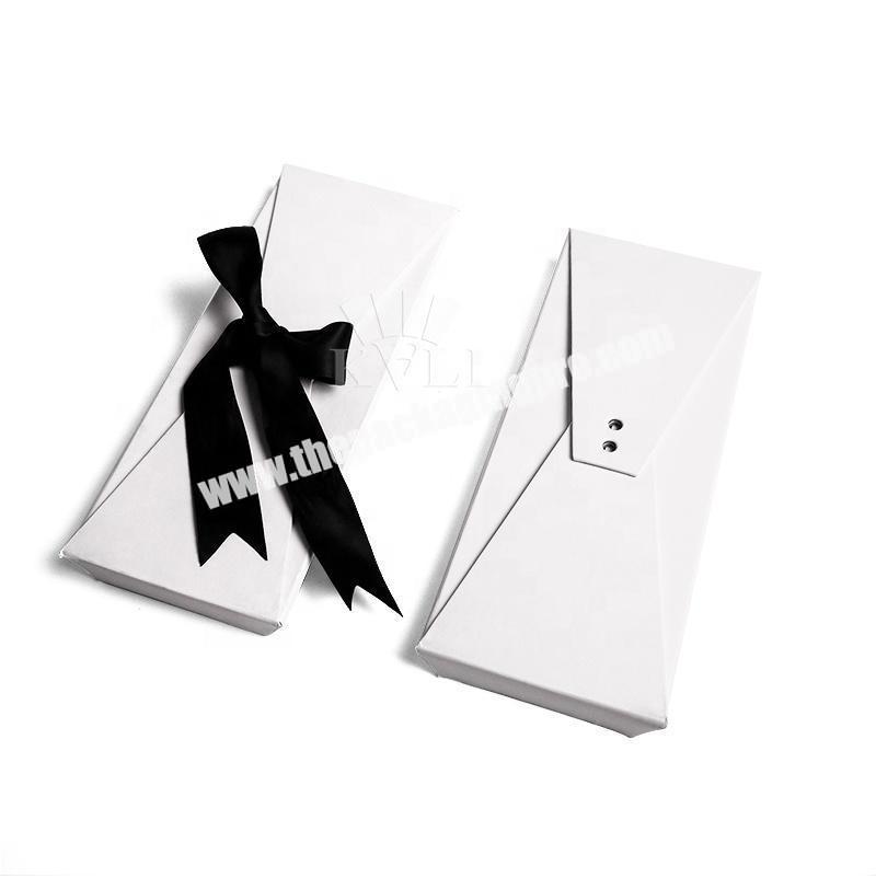 2020 New Design White Flat Folding Magnetic Tie Paper Package Box with Closure Ribbon