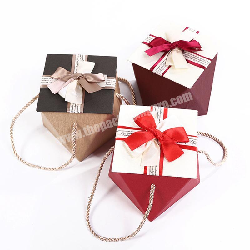 2020 Newest Design Decoration Dessert Packaging with Handle Christmas Paper Gift Boxes Closure Ribbons