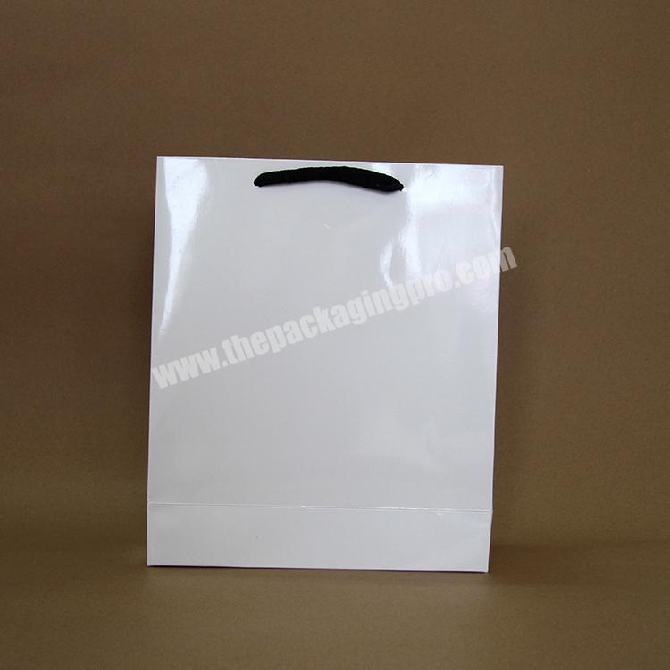 High quality 230 g white paper bag make up cosmetics paper bag with handles