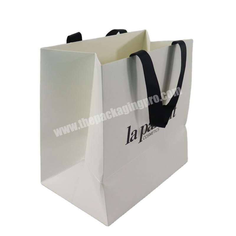 China manufacturer paper bag packaging card paper customized logo paper bags with handle