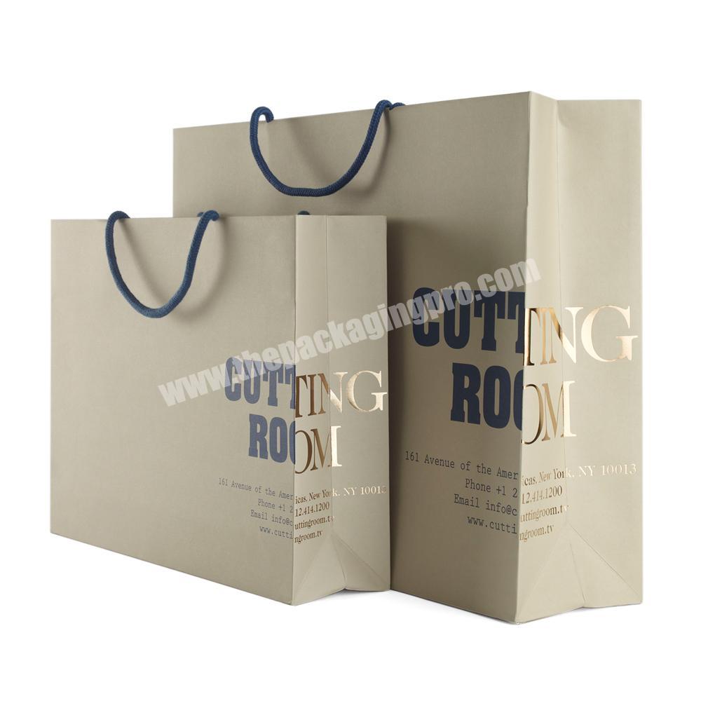 https://thepackagingpro.com/media/goods/images/2021/8/Custom-Fashion-Apple-Retail-Store-Shopping-Bags-With-Logo-For-Clothing-Store-3.jpg