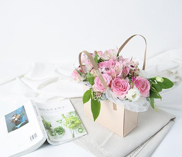 Luxury Shape Portable Kraft Brown Basket Preserved Rose Bouquet Packaging With Handle Lovely Girl Gift Art Paper Flower Bag