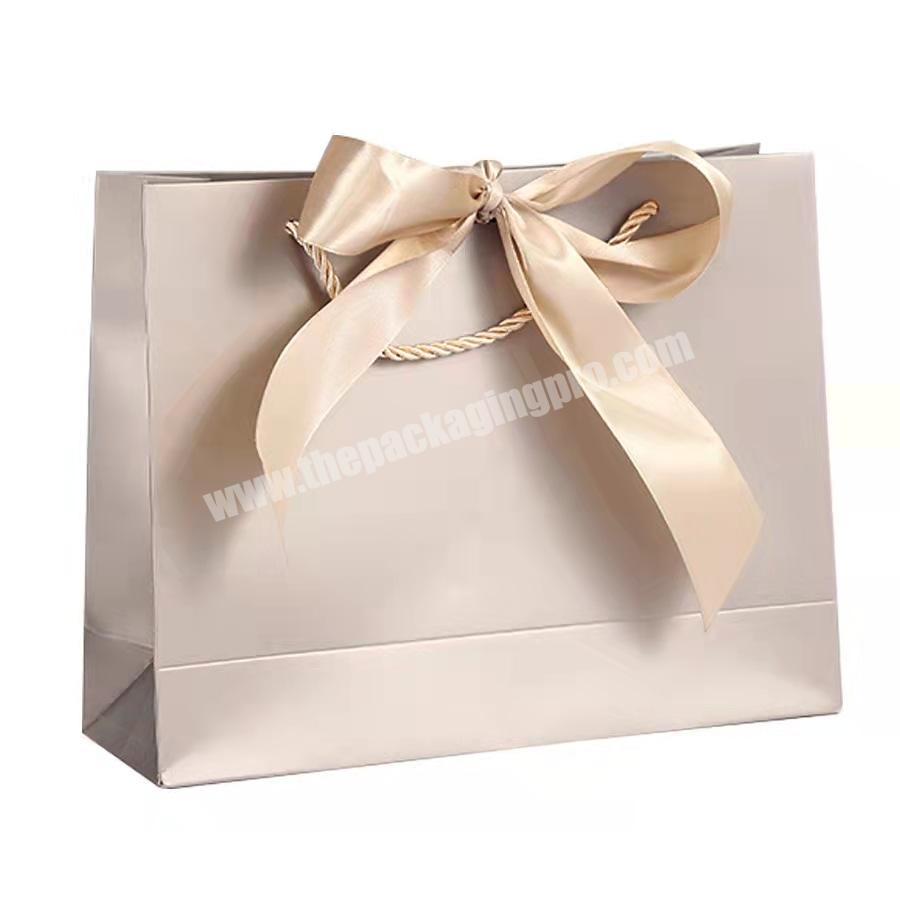 Wholesale recyclable 250gsm coated paper small elegant paper bags packaging custom printed paper gift bags with ribbons