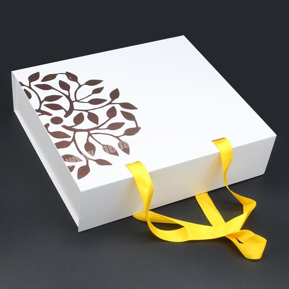 Luxury White Folding Magnet Packaging Gift Boxes With Handle