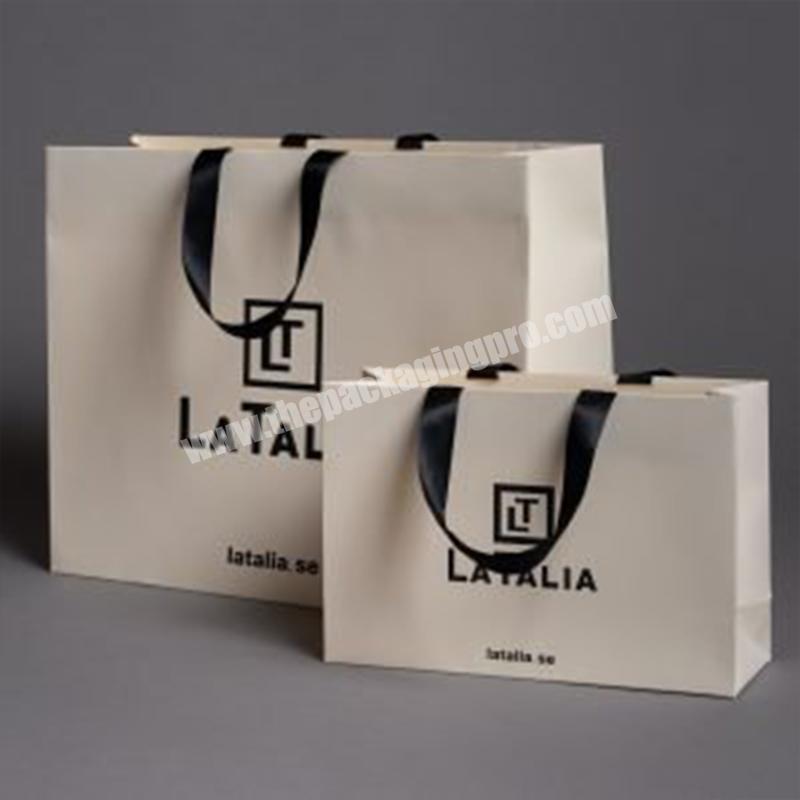 Black gloss paper boutique bags, 18 x 10 x 22.7 cm H, 190 g | Laval Europe