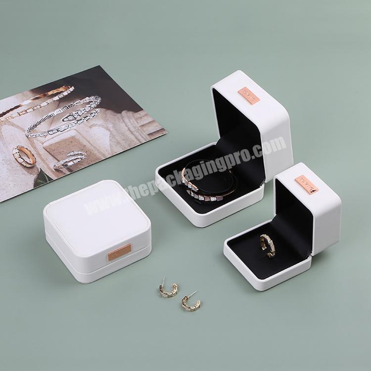 Boyang Wholesale Custom Logo Luxury Rose Gold Metal Logo Plate Bracelet Ring Gift Packaging PU Leather Jewelry Box
