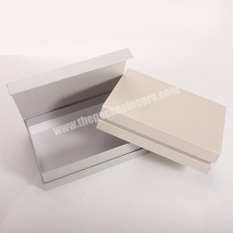 fashionable custom matte magnetic closure gift box clamshell packaging