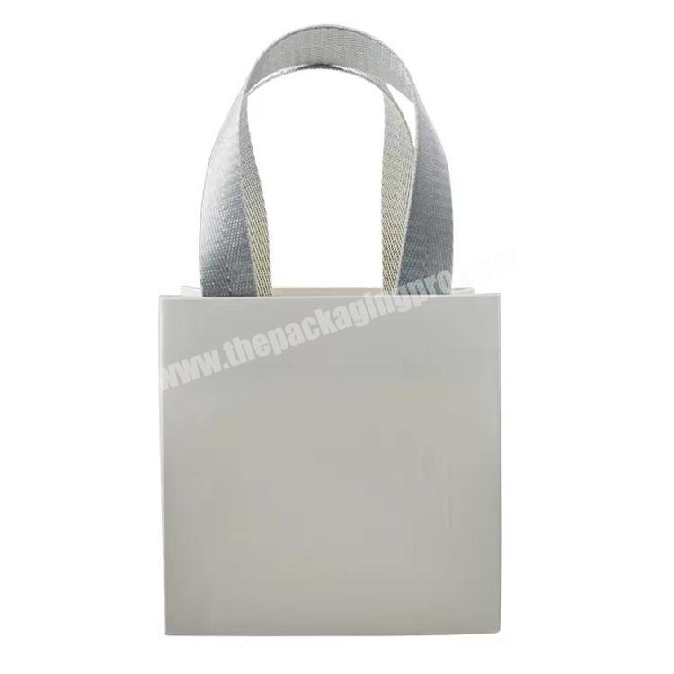 High quality simple elegant shopping gift bag customized white customized paper bag with logo printed and handle