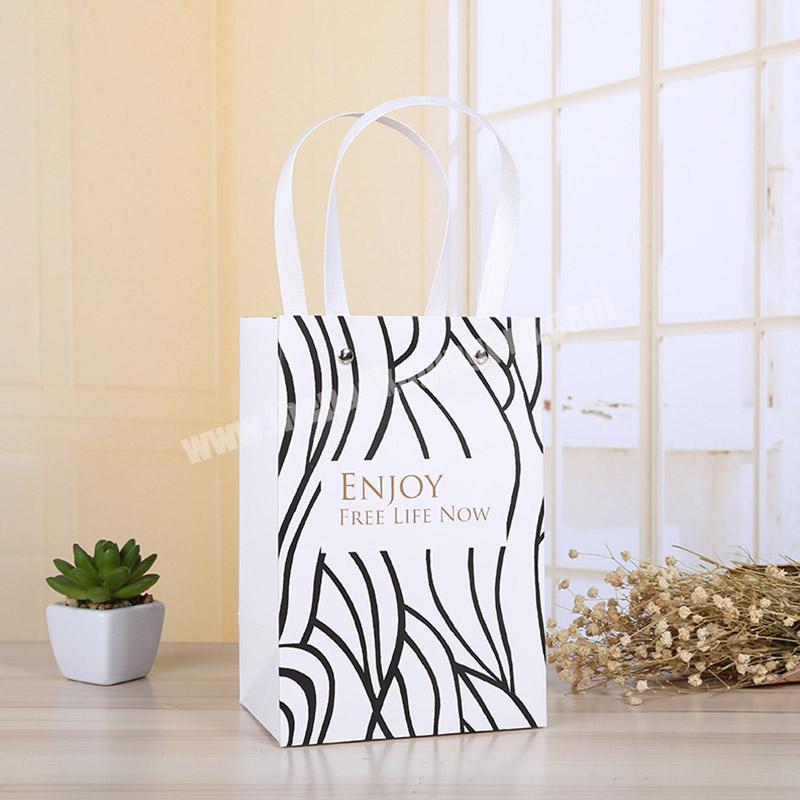China Factory Kraft paper carrier bag clothing gift handle paper bag universal paper carrier bag