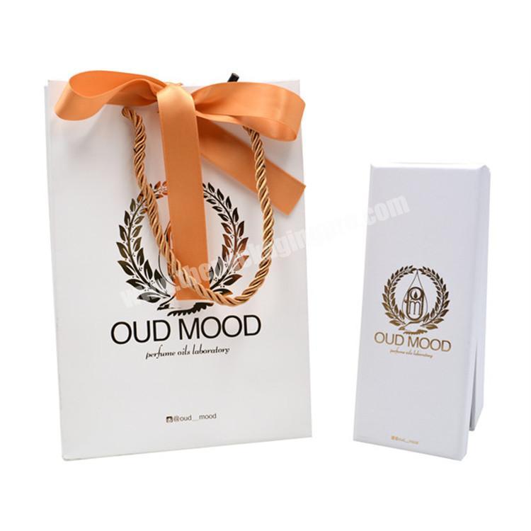 China supplier  custom logo white luxury fancy flat necklace hot stamp foil kraft packaging paper bag for wedding gift