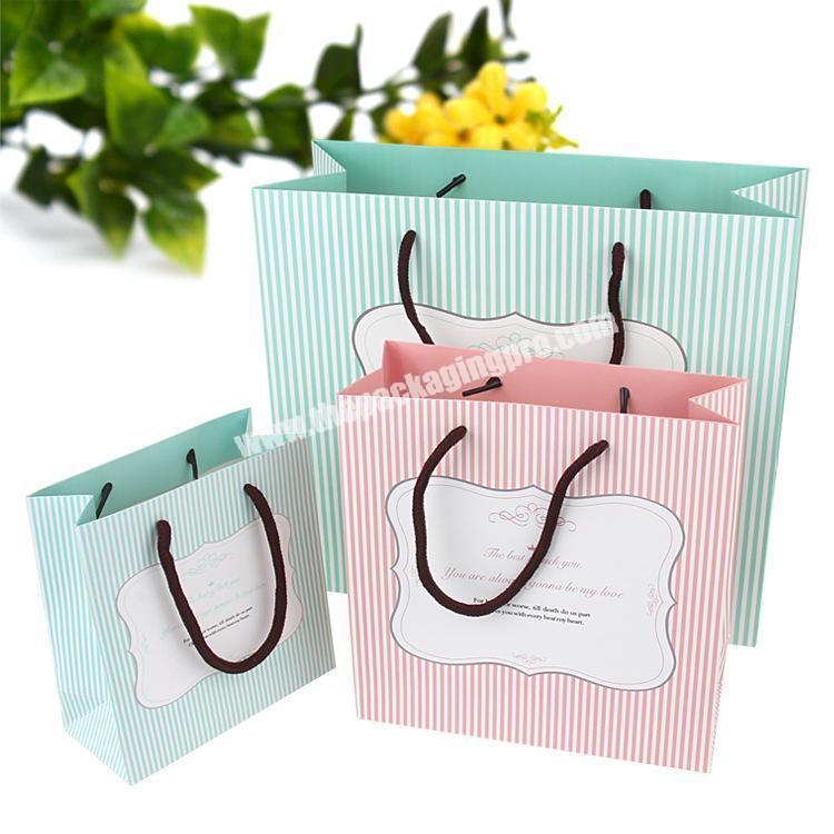 Custom logo 210gsm packaging bags , Christmas gift packing fancy paper gift bag for wholesale
