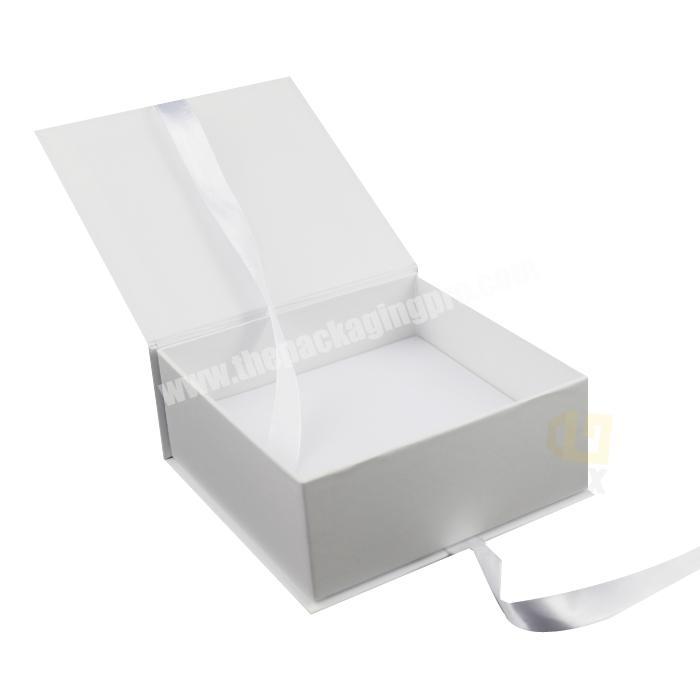Custom Printed Plain White Medium Size Party  Bridesmaid Clothes Cardboard Gift Box With White Ribbon Closure
