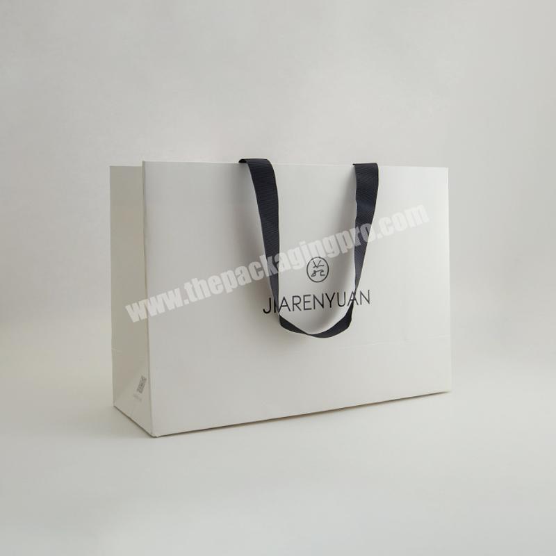 Fashion Luxury Hot Gold Stamping UV Coating Bag Paper Custom Simple Elegant Clothes Packaging Tote Bags Reusable