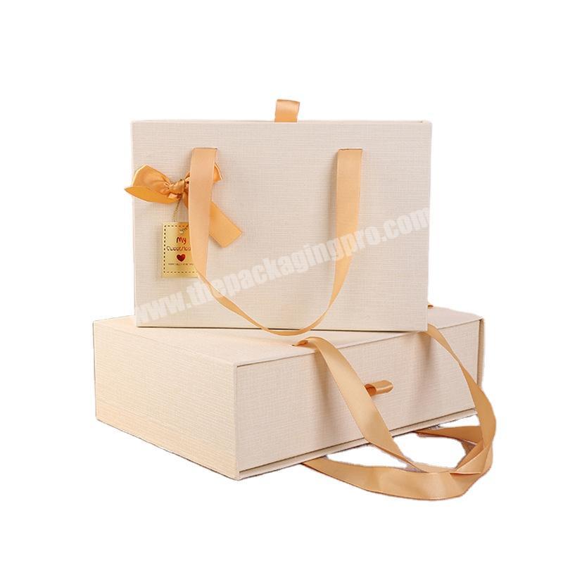 High-quality paper packaging box for luxury packaging with handles for men and women clothes