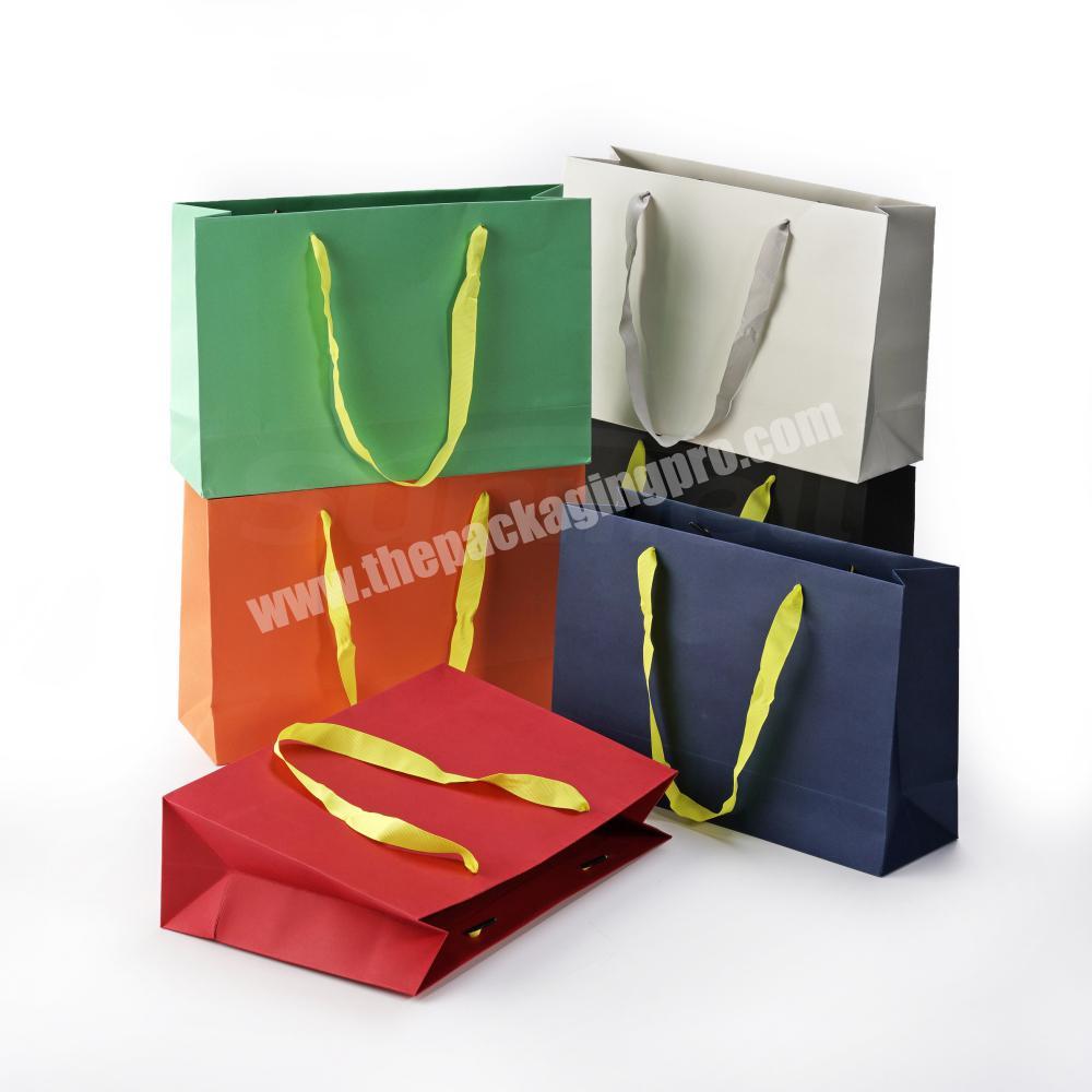 uncoated eco friendly recyclable colored paper gift shopping bags with plastic end ribbed ribbon handle