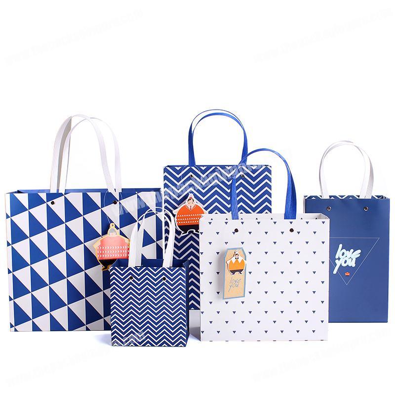 Wholesales popular different size simple gift packaging paper handle bag
