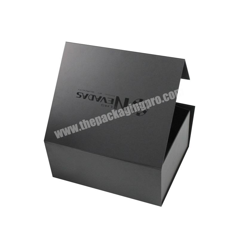Free Artwork Cardboard Hardcover White Magnetic Folding Gift Ppaer Box Packaging