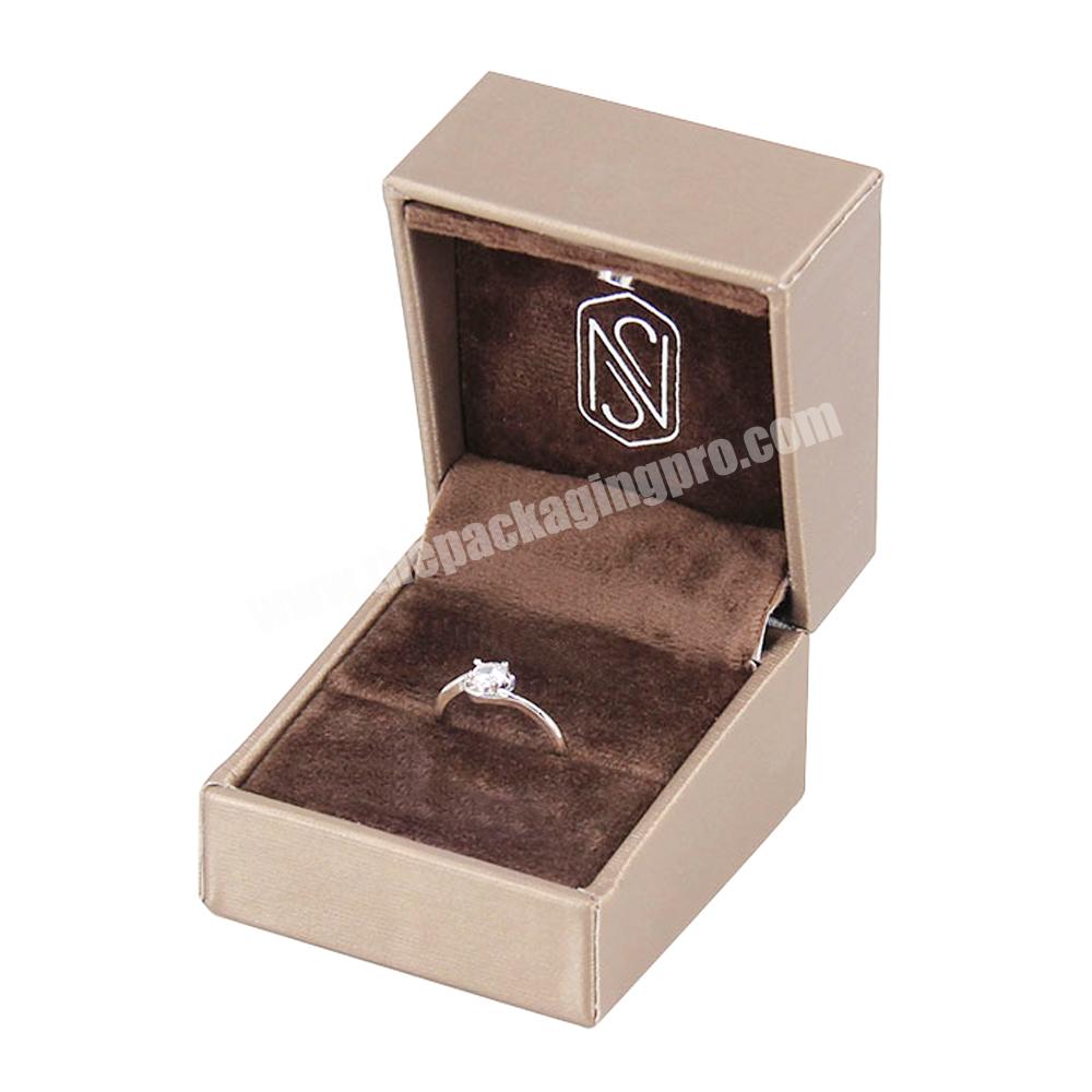 Custom jewelry boxes with logo flip cover design velvet jewelry storage box organizer ring gift packaging set travel jewelry box