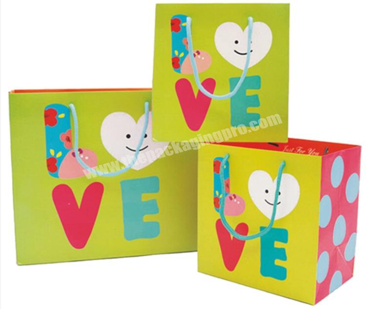 Wholesale gift bags with CMYK printing quality gift packaging